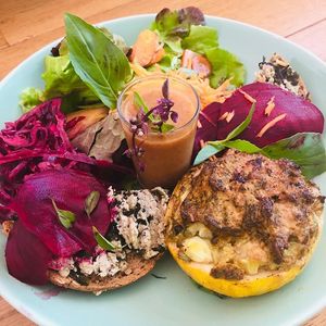 Assiette mezze: Courgette farcie au tofu à l’ail des ours, blettes et poivrons / salade / crudités / tartine de terrine de graines de tournesol, algues & carpaccio de betterave at Be Kind Cafe in Geneva