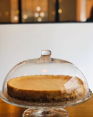 Cheesecake à la new-yorkaise 😱😱.
Noix de coco / citron / poires. at Be Kind Cafe in Geneva