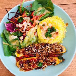 Sans gluten. Courgettes farcies à la tomate / haricots rouges / poivrons / persil.
Accompagnées de riz au curcuma et amandes effilées, salade et crudités.
 at Be Kind Cafe in Geneva