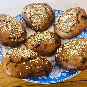 Nouveauté du côté des petites douceurs sans gluten : cookies chocolat noir et quinoa 🍪🍪🍪.
 at Be Kind Cafe in Geneva