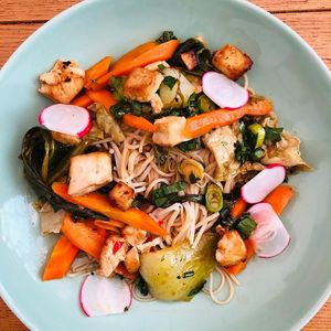 Nouilles de riz sautées à l’ail et au sésame, carottes, pak choï, fanes de radis, poivrons et dés de tofu marinés au gingembre.

Sans gluten.

Tofu rôti au gingembre, sauc at Be Kind Cafe in Geneva