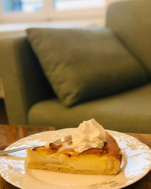 Dessert aux fruits du jour: tarte amandine aux poires.

#bekind #bekindcafe #bekindcafegeneve #bekindcafegeneva #vegandesserts #vegandessert #vegandessertshare #tarteamandinevegan  at Be Kind Cafe in Geneva