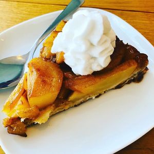 Dessert aux fruits du jour: tarte tatin aux poires, crème coco fouettée.

#bekind #bekindcafe #bekindcafegeneve #bekindcafegeneva #vegandesserts #vegandessert #vegandessertshare at Be Kind Cafe in Geneva