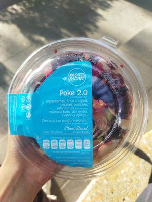 Poke 2.0 un bowl con betabel, arroz, almendras, espinacas, lo que creo que eran edamames y un aderezo que lo acompaña muy bien. at Mora Mora - Roma in Mexico City