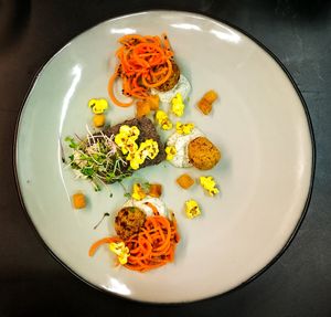 Polpette di ceci e cavolfiore al curry con trancio di sedano rapa at Melamangio in Mendrisio