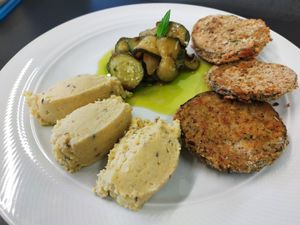 Cotolette di melanzane con hummus di ceci e zucchine alla scapece at Melamangio in Mendrisio