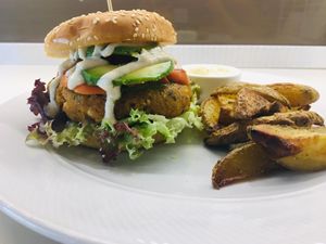 Il nostro BurVeg🍔 con maionese di soia e patate al forno at Melamangio in Mendrisio