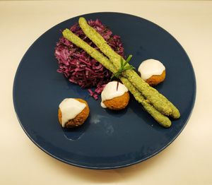 Sfericità: piatto raw. Polpette di carote, cabis marinato e grissini di grano saraceno germogliato e spirulina at Melamangio in Mendrisio