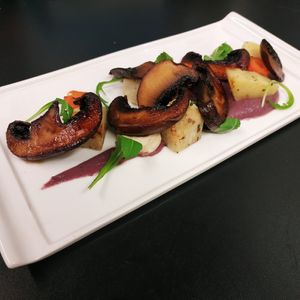 Portobello - Tagliata di fungo Portobello, radici brasate, salsa di cipolle al vino rosso at Melamangio in Mendrisio