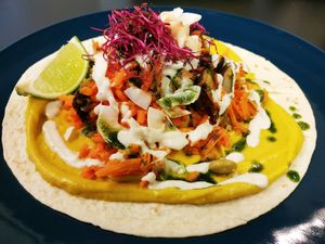 Bangkok, tacos fusion - Crema di cavolfiore alla curcuma e curry, carote al peperoncino con edamame e shiitake, cocco tostato, germogli di barbabietola, lime, crema di anacardi at Melamangio in Mendrisio