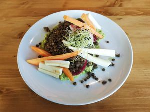 Stufato di lenticchie, con verdure brasate e hummus al prezzemolo at Melamangio in Mendrisio