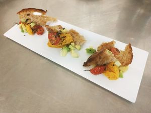 Non è un guacamole, bruschetta scomposta con hummus Di cannellini e carote al timo e arancia, pomodorini confit, avocado e sesamo nero at Melamangio in Mendrisio