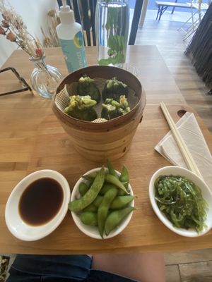 Le menu star vegan : raviolis à la vapeur avec accompagnement de fèves de soja et salade d’algues! Un régal !  at Chez Ann in Paris