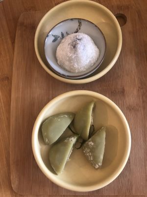 Kokosnussreisbällchen gefüllt mit Sesampaste und Mochi Grüner Tee  at Chez Ann in Paris