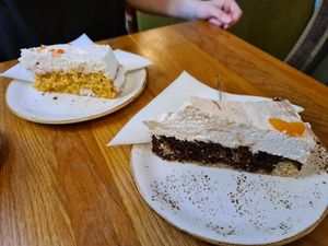 Karottenkuchen und die Aprikosentorte (mein Favorit) at Brettle in Ulm