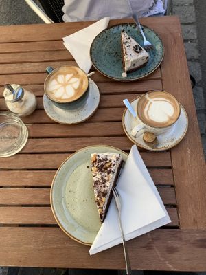 Die berühmt-berüchtigte Ore Torte und Snickers Torte at Brettle in Ulm