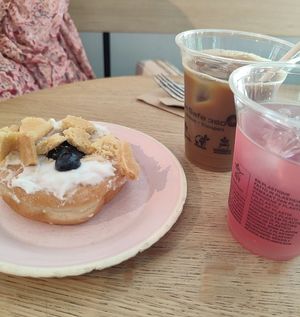 Blueberry lemon cheesecake donut, iced coffee with Oatly and pink lemonade at Brammibal's Donuts - Potsdamer Platz in Berlin