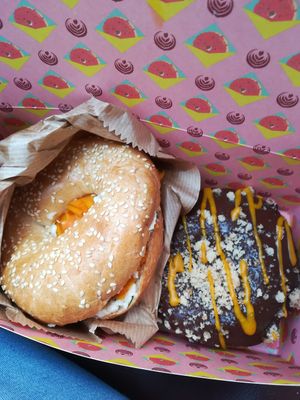 Beagle mit veganem Lachs und Charity Donut at Brammibal's Donuts - Potsdamer Platz in Berlin
