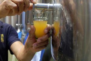 probando la cerveza at BeerCat in Vilafranca Del Penedes