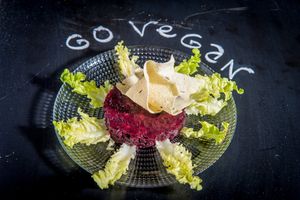 Ensalada de remolacha ahumada at BeerCat in Vilafranca Del Penedes