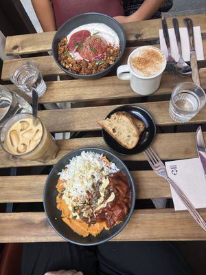 Granola et bol du jour (vegan) at Grounded in Paris