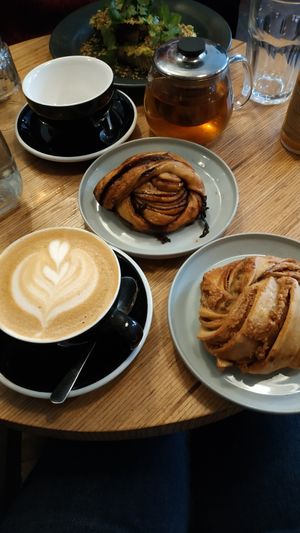 Los cinnamon rolls son enormes. Pero me pedí 2 y no me arrepiento 🐽🤤🤤🤤 at Grounded in Paris