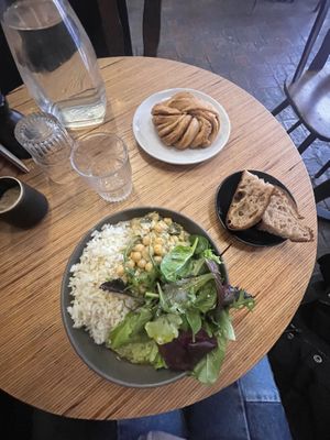 Table #Veganuary at Grounded in Paris