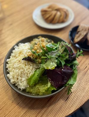 Weekly bowl (chikpeas, spinach, rice, hummus, salad) #Veganuary at Grounded in Paris