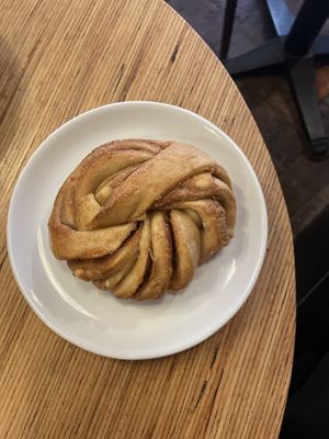 Weekly roll (peanut and white chocolate) #Veganuary at Grounded in Paris