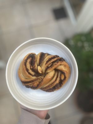 Weekly roll (chocolate almond) #Veganuary at Grounded in Paris