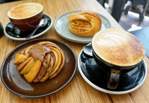 Chocolate/Cacahuète Roll + Frangipane/Citron Roll + Dirty Chai x 2  at Grounded in Paris