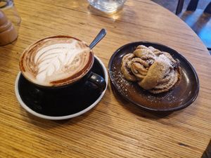 Chocolat chaud + Christmas roll at Grounded in Paris