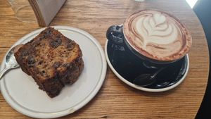 Cake banane choco et chocolat chaud at Grounded in Paris