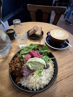 Lunchbowl  at Grounded in Paris