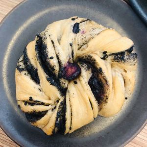 Mulberry roll at Grounded in Paris