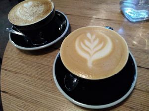 Dirty chai latté and pumpkin spiced latté at Grounded in Paris