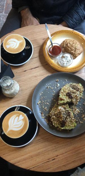 Cappuccino de leite de aveia. Avocado toast at Grounded in Paris