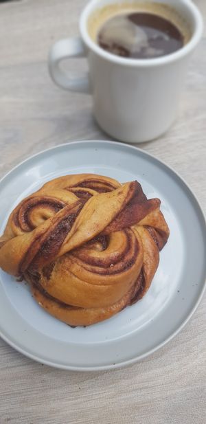 Cinnamon roll at Grounded in Paris