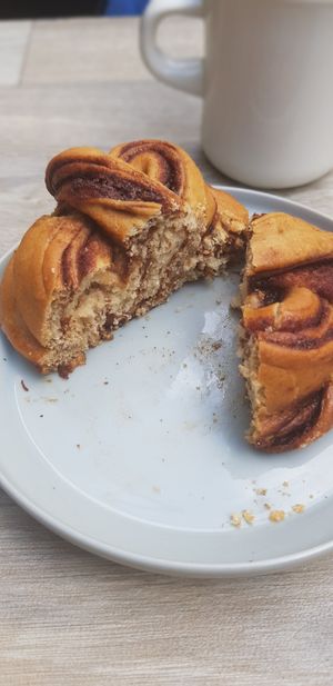 Cinnamon roll at Grounded in Paris