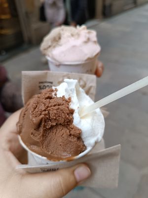 Bacio & Bergamota + Guayaba & Canela y Jengibre at Bellamia Gelateria Italiana in Barcelona