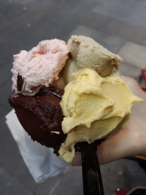 Guayaba, pistacio, mango y chocolate negro picante at Bellamia Gelateria Italiana in Barcelona