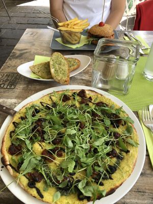 Hummus Pizza und Veggie Burger - beides nur okay at Kennidi in Kaprun