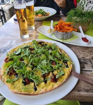Pizza with hummus at Kennidi in Kaprun