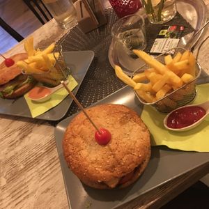 Vegan Burger with Tofu and Hummus at Kennidi in Kaprun
