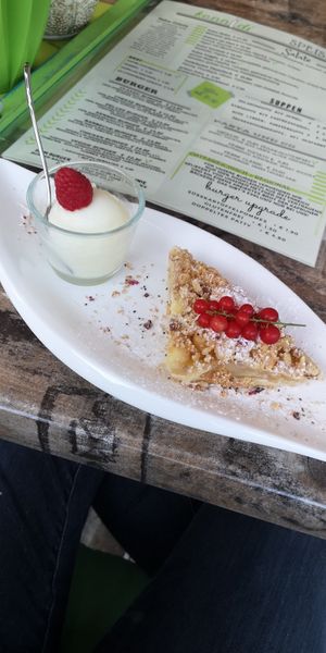 Apfelstreuselkuchen mit Zitronensorbet at Kennidi in Kaprun