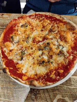 Non vegan bradan rost and mussels pizza at Peatzeria in Islay