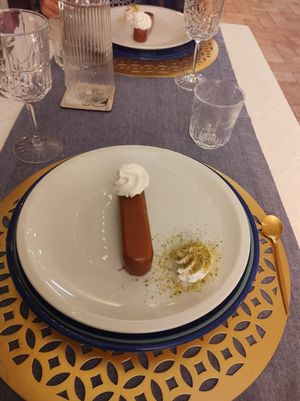 Mousse bianca con glassa di nocciole, panna vegana montata a mano e farina di pistacchio at Emanuele Di Biase in Perugia