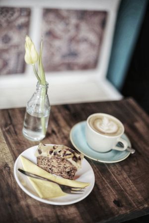 Vegan date and Peanutbutter-Topped Bananabread and Oat-Cappuccino at Kune in Leipzig