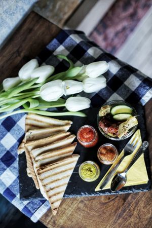 Tapas-Plate mit vegan spreads, bread and homemade Antipasti at Kune in Leipzig