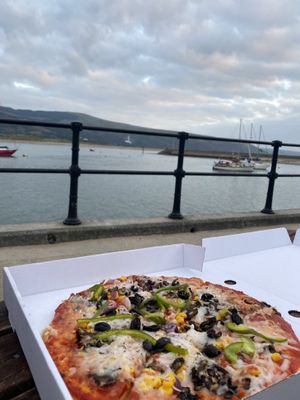Takeaway pizza in the harbour ✌🏼 at Isis Pizzeria in Barmouth